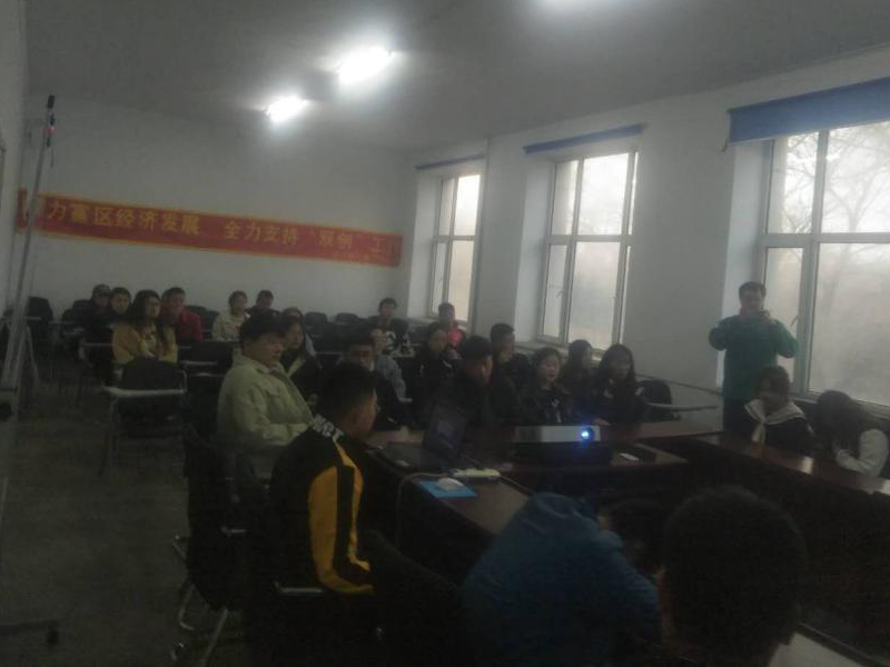 图2：营销、电商专业的学生认真听讲座.png