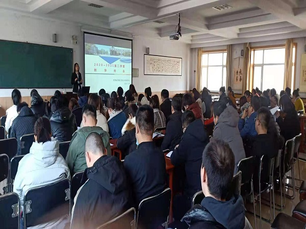 图1：夏妍主任主持会议.jpg